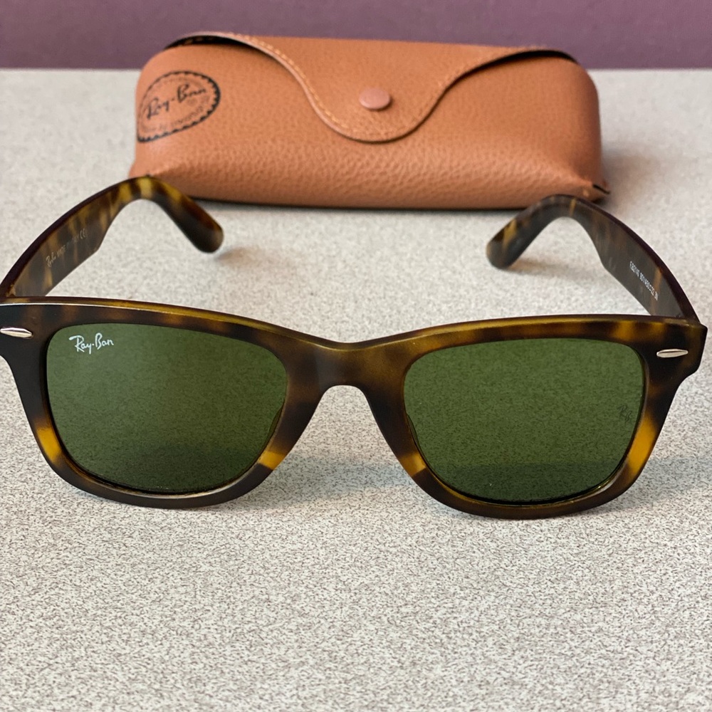 Ray-Ban Wayfarer Sunglasses (tortoise shell)
